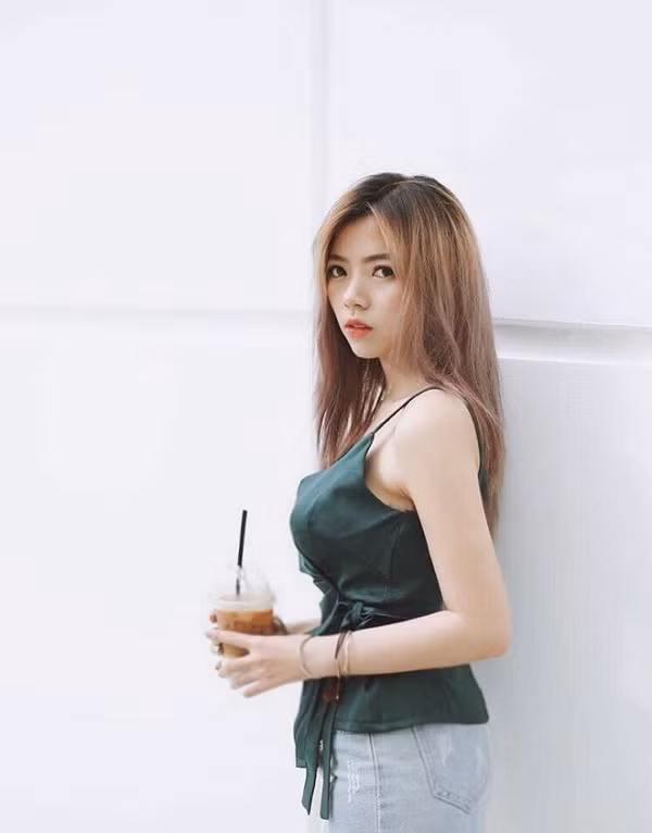 Nữ streamer còn khiến cộng đồng game thủ "mất máu" bởi body nóng bỏng, quyến rũ, tuy nhiên cũng vướng phải nhiều scandal ồn ào. Hiện ngoài công việc streamer game, cô còn làm nhiều Vlog cũng như thực hiện các thử thách từ fan.