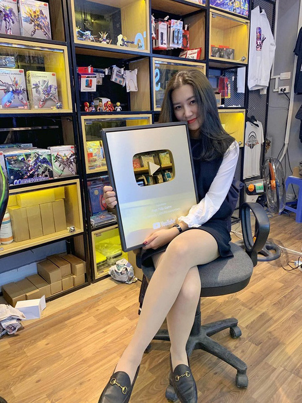 Thuý Cethline cũng là một nữ streamer chuyên sử dụng hàng hiệu, cô nàng này vốn đã "sinh ra ở vạch đích" nên đã sở hữu cho mình một bộ sưu tập hàng chục túi xách có giá thành rất đắt.