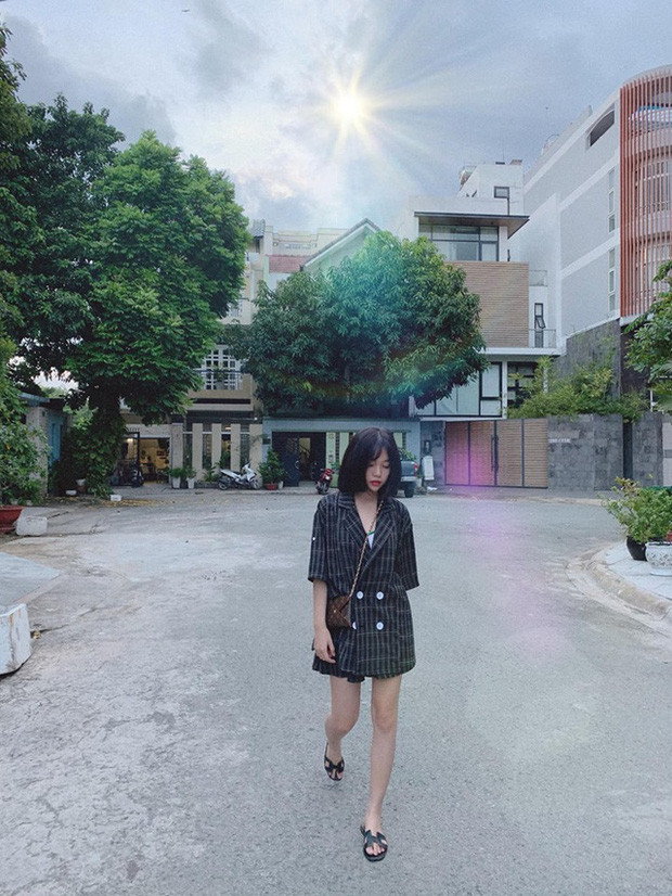 Là một nhân vật nổi tiếng trong giới streamer nên việc Linh Ngọc Đàm có được nhiều món đồ hiệu là điều dễ hiểu. Thậm chí cô còn tự "tậu" nhà tiền tỷ và tự mở quán cafe kinh doanh chỉ trong một thời gian ngắn.