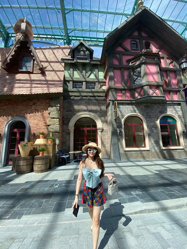 Nữ streamer xinh đẹp vừa lên xe hoa trong năm nay là một người rất thích dùng và sưu tập hàng hiệu. Bộ đồ mà Kiều Anh mặc khi đi du lịch được bóc giá lên tới hàng trăm triệu đồng, riêng chiếc quần đã có giá trị 980 đô la Mỹ.