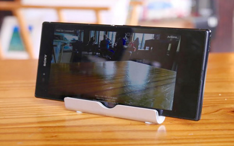  Camera giám sát: Cài đặt điện thoại cũ thành camera tại nhà và theo dõi qua điện thoại mới giúp tiết kiệm chi phí đầu tư mua camera an ninh. Bạn có thể tải ứng dụng Athome (Android và iOS) cho cả 2 smartphone. Kết nối chúng thông qua mã QR và sử dụng nhiều tùy chọn: ghi hình, thu âm hay thậm chí phát âm thanh từ xa cho camera an ninh tại nhà. Tùy chọn này rất phù hợp với các phụ huynh muốn nhắc nhở trẻ nhỏ trong trường hợp không ở cạnh con mình.