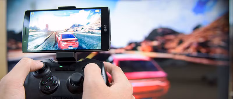  Máy chơi game tại gia. Nếu sẵn có một chiếc điện thoại Android tương thích, máy Hyperkin Smartboy và mua thêm vỏ máy Game Boy, bạn có thể biến chiếc smartphone cũ thành máy chơi game Ninetendo Game Boy tại nhà. Hoặc nếu là tín đồ của PlayStation, bạn có thể mua một bộ điều khiển game Mogo với giá khoảng 30 USD, kết nối cùng điện thoại cũ để có ngay một bản PlayStation Portable.