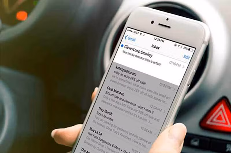  Chuông báo cháy: Nhờ sử dụng microphone tích hợp trên điện thoại hoặc máy tính bảng, ứng dụng Smokey có thể theo dõi khói theo thời gian thực khi bạn đi vắng. Khi nghe thấy tiếng chuông báo khói, ứng dụng sẽ ngay lập tức gửi tin nhắn SMS cho người dùng để báo nguy có thể xảy ra.