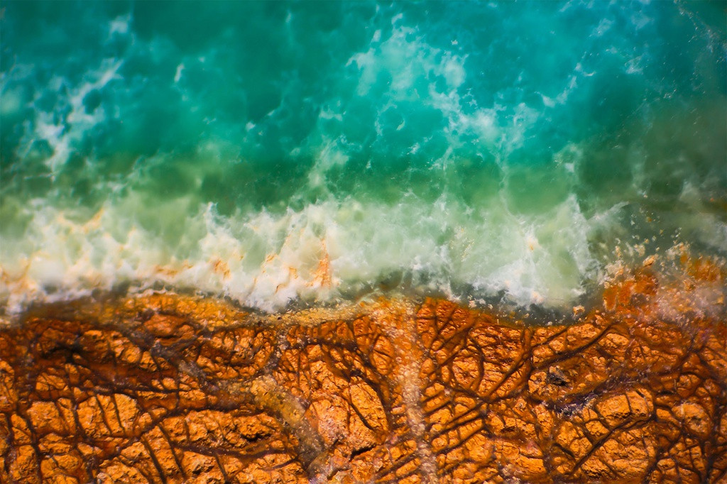 Đây là hình ảnh phóng to của đá thạch anh xanh (prase opal), khiến người ta liên tưởng đến một bờ biển xanh cát vàng.