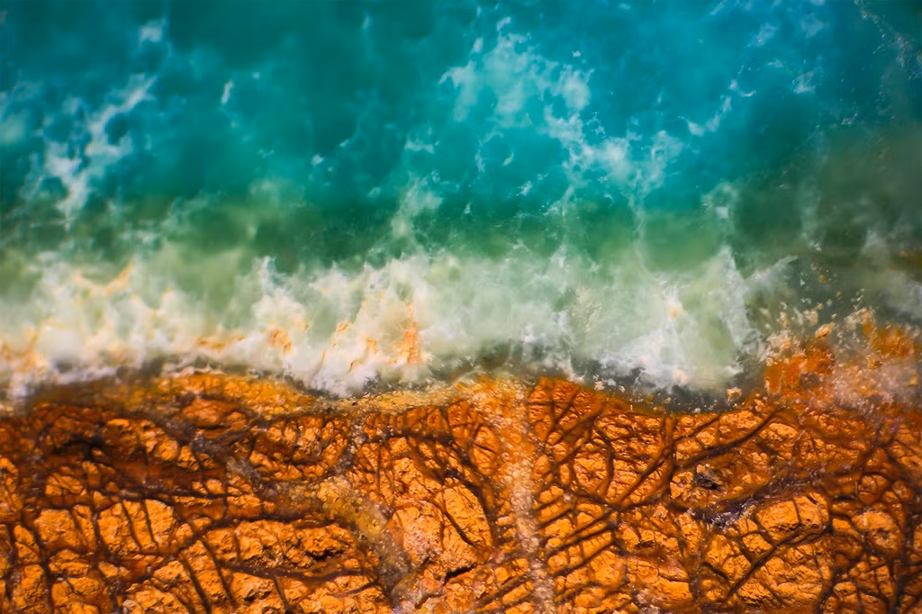 Đây là hình ảnh phóng to của đá thạch anh xanh (prase opal), khiến người ta liên tưởng đến một bờ biển xanh cát vàng.