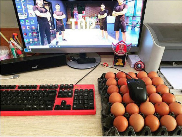 Rèn luyện tính kiềm chế không đập bàn đập chuột khi thua game thì bạn nên dùng chiếc lót chuột cực dị này.