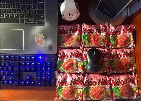 Mùa dịch, thứ có sẵn nhất trong nhà là mì tôm, và ngay lập tức trở thành một phiên bản pad chuột độc đáo.