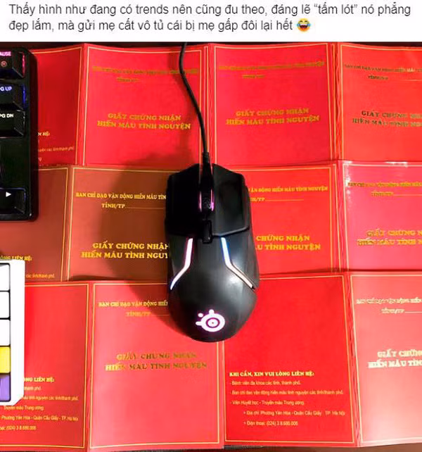 Không có bằng khen thì tranh thủ khoe giấy chứng nhận hiến máu.