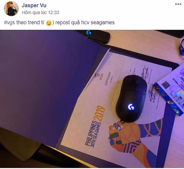 Chiếc lót chuột "đẳng cấp SEA Games" của trợ lý HLV Park Hang-seo, anh Vũ Anh Thắng.