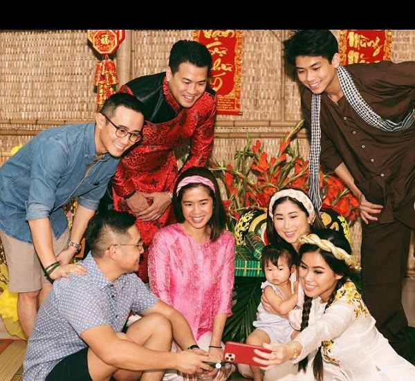 Đây cũng là mẫu smartphone được nhiều celeb và rich kid lựa chọn bởi thiết kế sang chảnh, camera chụp ảnh siêu nét và hiệu năng sử dụng cao. Trong ảnh, cô nàng đang dùng điện thoại selfie cùng gia đình.