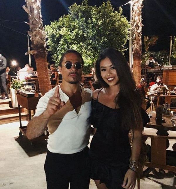 Ngoài những món đồ công nghệ sang xịn, hàng hiệu đắt tiền hay cuộc sống sang chảnh tại dinh thự, Tiên Nguyễn cũng thường xuyên xuất hiện cùng những người nổi tiếng. Cô còn may mắn gặp gỡ và chụp hình cùng Salt Bae - đầu bếp rắc muối đình đám thế giới.