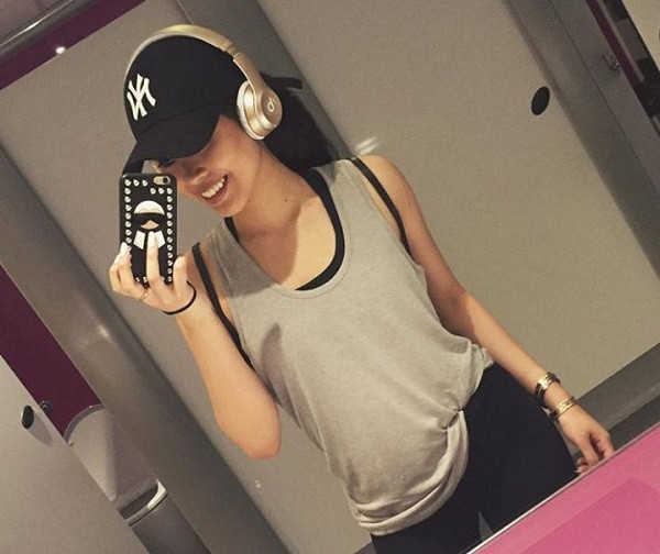 Không chỉ điện thoại, "ái nữ" nhà đại gia Johnathan Hạnh Nguyễn cũng mê tít phụ kiện công nghệ khác của Apple. Tai nghe không dây Beats Solo 3 Wireless màu bạc cá tính được nàng rich kid sử dụng hàng ngày, khi đi chơi, đi tập thể thao,...