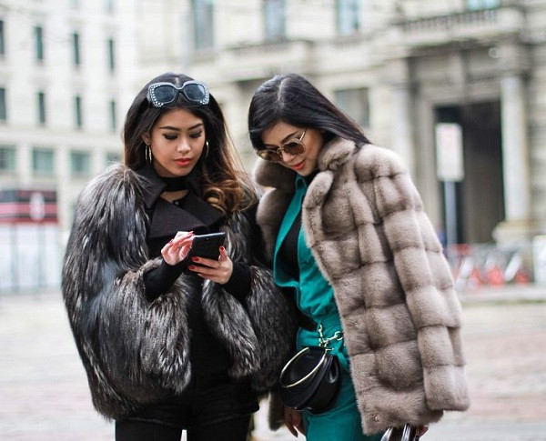 Đây cũng là chiếc smartphone may mắn nhất khi có dịp lên hình cùng Tiên Nguyễn khoảng thời gian cô tham gia tuần lễ thời trang nổi tiếng thế giới.