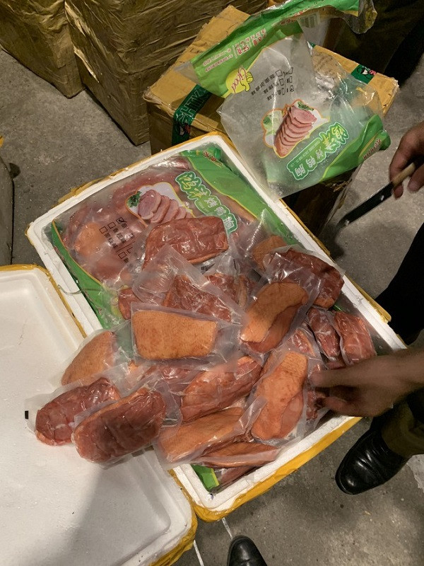 Bat giu nua tan noi tang gia cam boc mui hoi thoi tren duong len... ban nhau