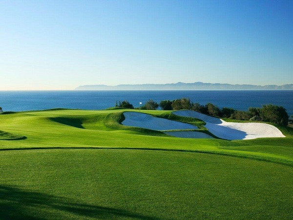 Sân golf của ông Trump ở thành phố Los Angeles, bang California bao gổm một sân 18 lỗ, một nhà nghỉ rộng hơn 4.100 m2, và một phòng khiêu vũ có sức chứa 300 người. Nơi này cũng là địa điểm tổ chức lễ hội rượu vang và bia thường niên. Ảnh: The Trump Organization.