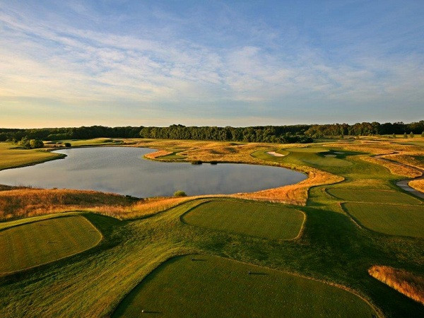 Một sân golf khác ở bang New Jersey mà vị tổng thống Mỹ sở hữu nằm tại thị trấn Colts Neck. CLB golf này bao gồm một sân 18 lỗ, một sân 9 lỗ, khu phức hợp thể thao, tổ hợp bể bơi, các sân tennis, và một nhà nghỉ. Ngoài ra ở đây còn có hơn 16 ha để sản xuất cỏ khô, khai thác gỗ, và chăn nuôi dê.