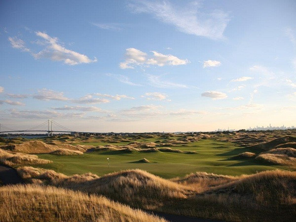 Một sân golf 18 lỗ khác cũng trong tiểu bang New York có tên Trump Golf Links, nằm ở quận Bronx, được tích hợp với một nhà nghỉ rộng hơn 1.800 m2 và một nhà hàng sang trọng cạnh bờ biển. Theo Bloomberg, CLB golf này mất 14 năm để hoàn thiện với tổng chi phí xây dựng lên đến 269 triệu USD.