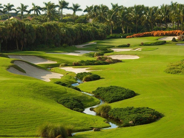 Sân golf ở thành phố West Palm Beach, tiểu bang Florida, với một sân 18 lỗ, một sân 9 lỗ, được khai trương vào năm 1999 là bất động sản golf đầu tiên mà Tổng thống Donald Trump sở hữu.