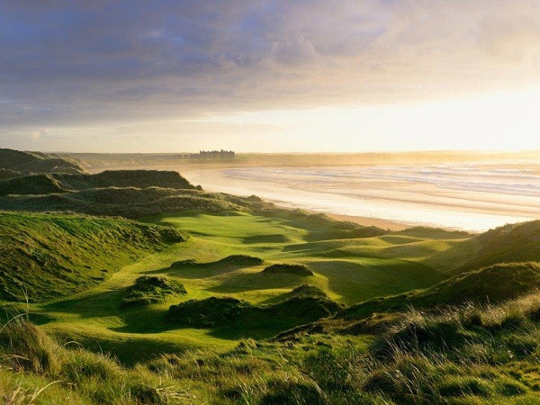 Sân golf thứ 3 mà ông Trump sở hữu tại châu Âu nằm ở làng Doonbeg, Ireland gồm có một sân 18 lỗ cùng một khách sạn 5 sao.