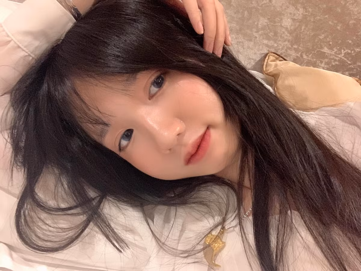 Gây ấn tượng bởi gương mặt bầu bĩnh, đôi mắt to tròn, làn da trắng sứ, vẻ đẹp mong manh tựa thiên thần khiến ai gặp Linh một lần cũng nhớ mãi.