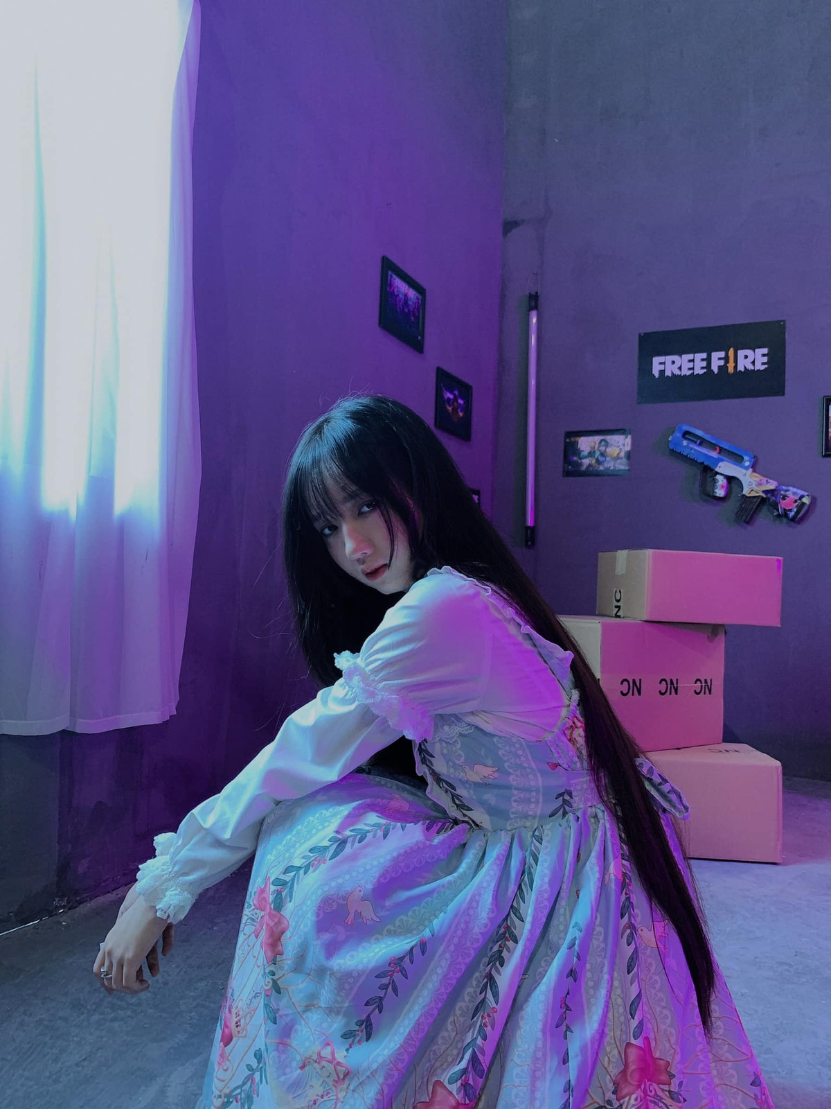 Gặp Linh, ai cũng thấy quá đỗi xinh xắn, dịu dàng nhưng thật ra Linh lại rất cá tính, chẳng điên cuồng cày phim Hàn sến sẩm hay đọc ngôn tình, Linh chọn cho mình trò tiêu khiển là game.