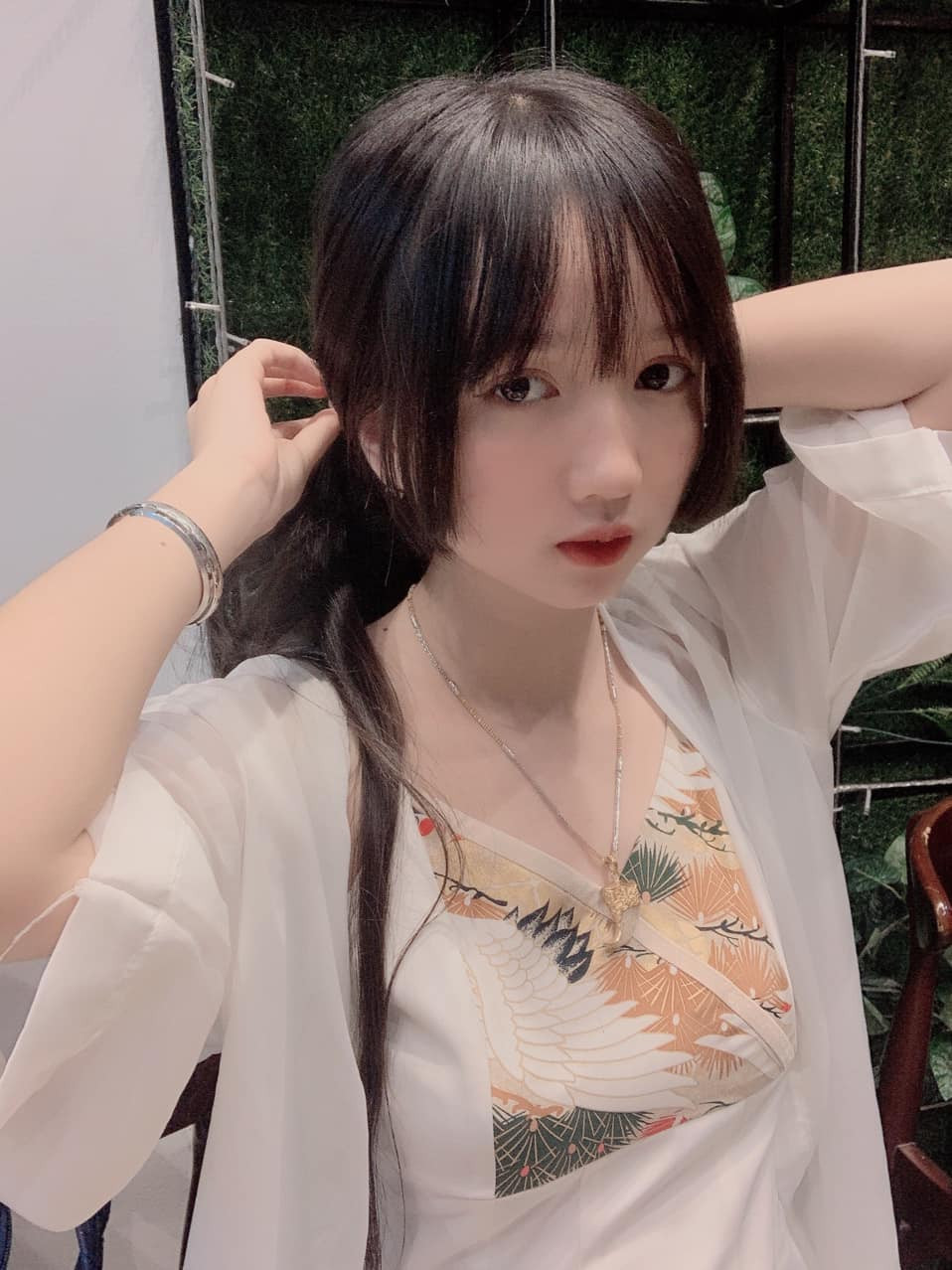 Linh cho biết: "Mình hay chơi Liên Minh Huyền Thoại và Ngôi Sao Thời Trang Mobi 360. Mình thích chơi game từ năm cấp 2 chắc đơn giản vì lười ra ngoài chơi".