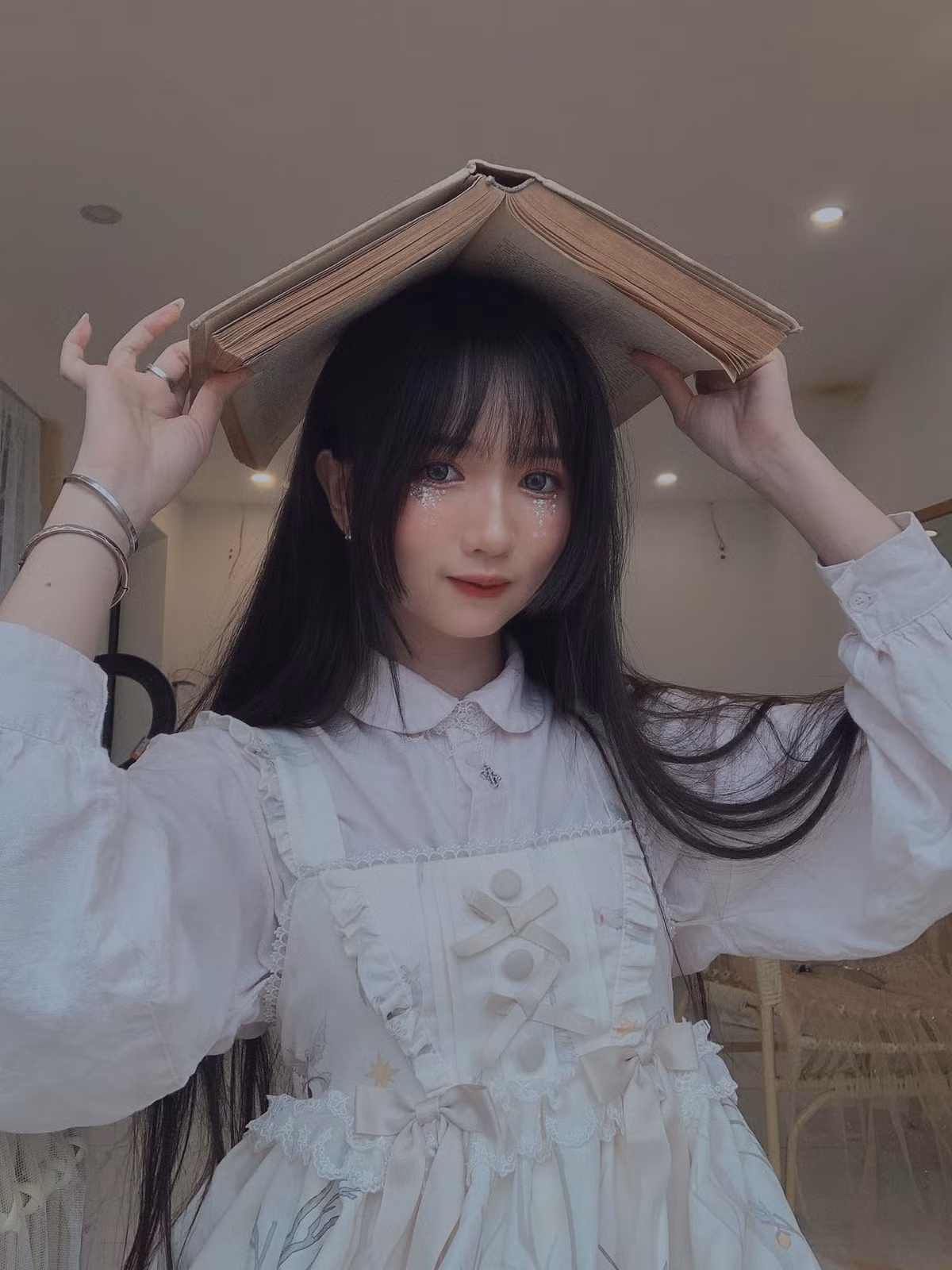 Thảo Linh thích đi du lịch để trải nghiệm. Thời gian rảnh rỗi, nữ sinh thường đọc sách tâm lý học để hiểu hơn về con người, từ đó có thể xây dựng phong cách stream thu hút nhiều công chúng hơn.