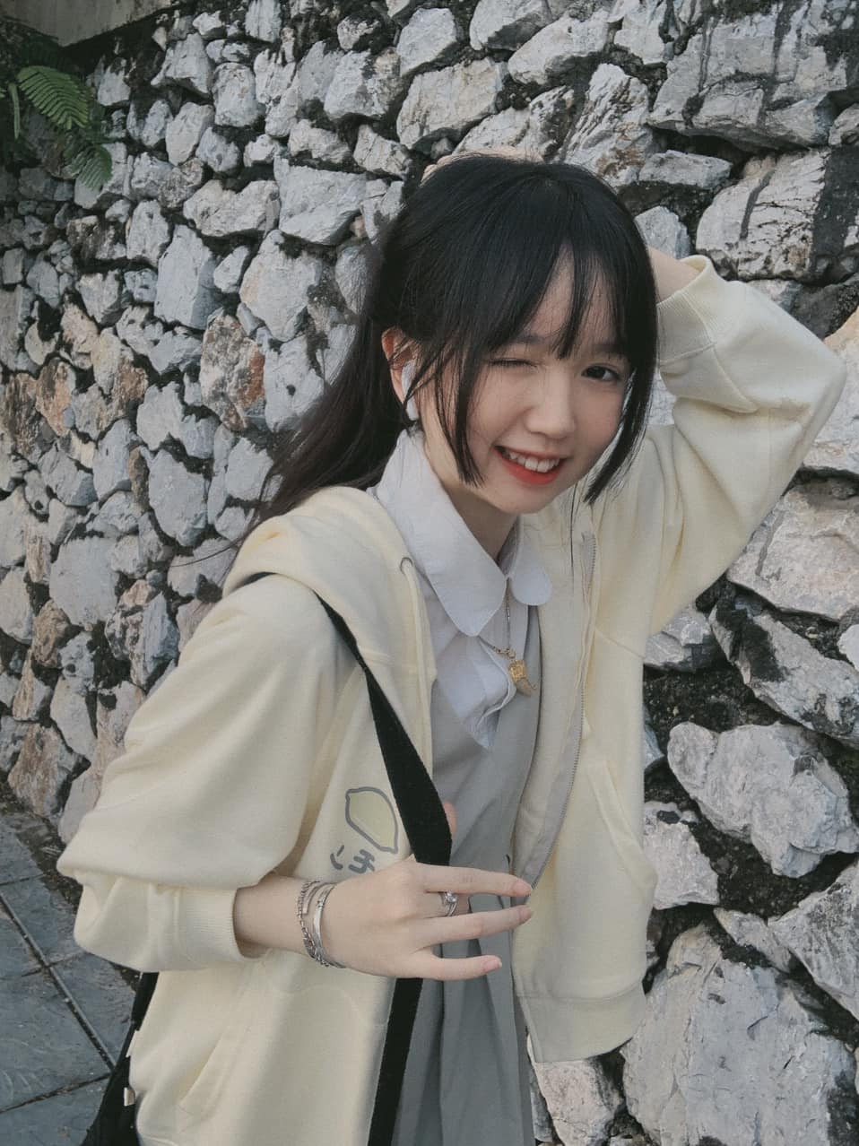 Thảo Linh đúng là mẫu bạn trẻ hiện đại, tài giỏi và năng động. Linh có sở trường là nhảy và thường tham gia các tiết mục biểu diễn tại trường, chẳng thế mà các đàn em trong trường đã đổ cô nàng rầm rầm.