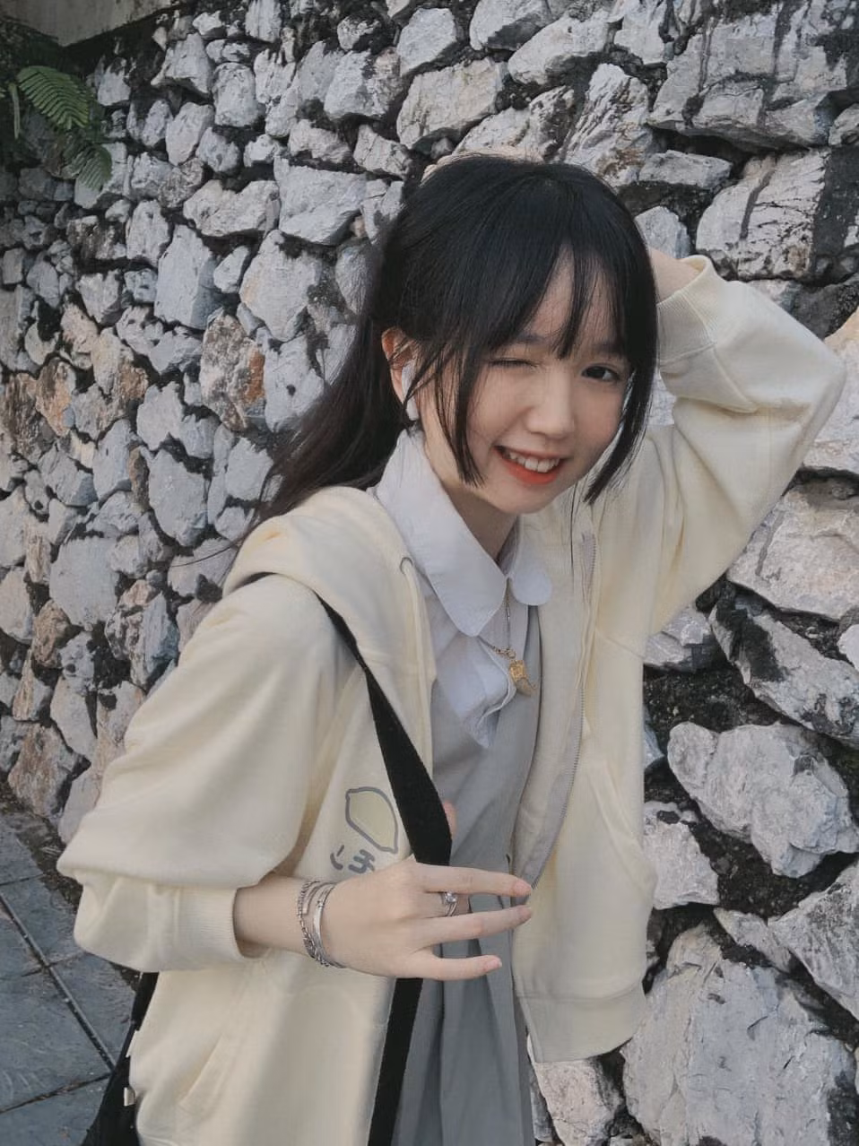 Thảo Linh đúng là mẫu bạn trẻ hiện đại, tài giỏi và năng động. Linh có sở trường là nhảy và thường tham gia các tiết mục biểu diễn tại trường, chẳng thế mà các đàn em trong trường đã đổ cô nàng rầm rầm.