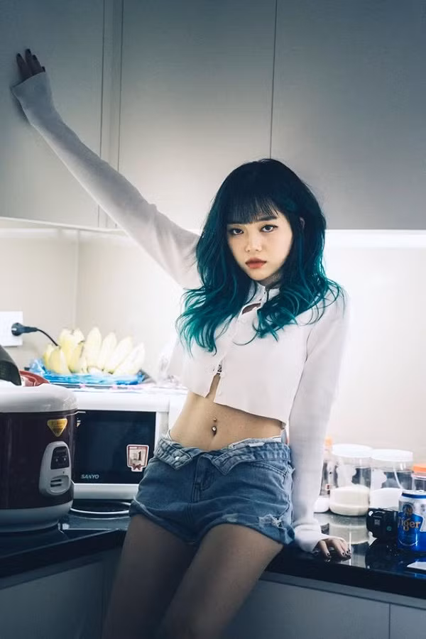 Là nữ streamer vô cùng quen thuộc của game Liên Minh Huyền Thoại, Linh Ngọc Đàm hiện là một trong những hotgirl làng game sở hữu lượng fan hùng hậu nhất. Cô nàng được yêu mến bởi lối nói chuyện gần gũi, nhan sắc xinh đẹp và khả năng "biến hóa" hình tượng bản thân ấn tượng.