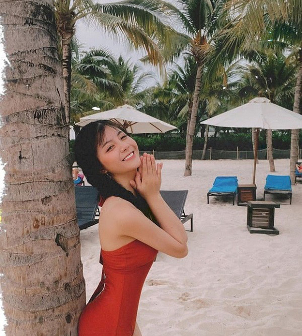 Sở hữu làn da trắng sáng, khuôn mặt đáng yêu và nụ cười tỏa nắng, Trang Banana luôn được coi là "bạn gái quốc dân" của anh em trong làng game Việt. Với số đo vòng 2 cực thon thả, cô nàng cũng nằm trong top những nữ streamer có vòng eo đẹp nhất.