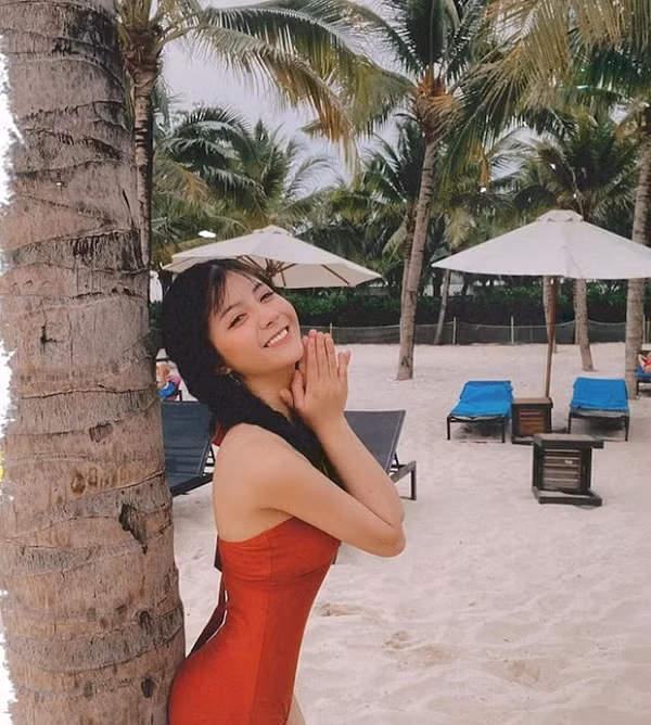 Sở hữu làn da trắng sáng, khuôn mặt đáng yêu và nụ cười tỏa nắng, Trang Banana luôn được coi là "bạn gái quốc dân" của anh em trong làng game Việt. Với số đo vòng 2 cực thon thả, cô nàng cũng nằm trong top những nữ streamer có vòng eo đẹp nhất.