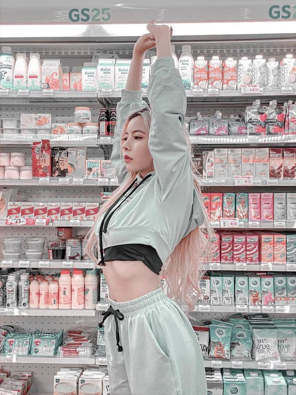 Nhắc đến những nữ streamer xinh đẹp nổi bật nhất làng eSports Việt mà không nhắc đến Ohsusu thì thật là một thiếu sót. Cô nàng ban đầu được biết đến với vai trò thành viên của The Queen Team - đội tuyển eSports tập hợp toàn game thủ nữ đầu tiên tại Việt Nam.