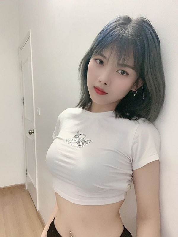 Nàng streamer này khiến nam game thủ "rụng tim" bởi gương mặt xinh đẹp như búp bê, phong cách thời trang cá tính cùng vóc dáng quyến rũ.