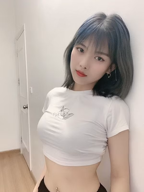 Nàng streamer này khiến nam game thủ "rụng tim" bởi gương mặt xinh đẹp như búp bê, phong cách thời trang cá tính cùng vóc dáng quyến rũ.
