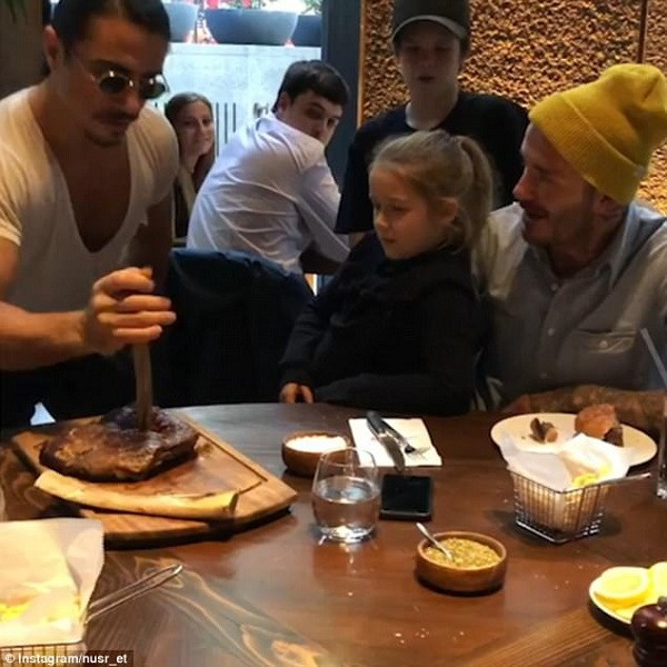 Gia đình Messi, Ronaldo, huyền thoại bóng đá David Beckham hay tài tử Leonardo DiCaprio cũng từng tìm đến nhà hàng của Salt Bae để dùng món và tận mắt chứng kiến màn rắc muối nổi tiếng.