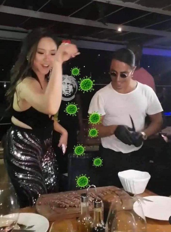 Thậm chí, bức ảnh của bệnh nhân thứ 17 với Salt Bae còn được chế từ điệu rắc muối thần sầu thành rắc virus. Bức hình này bị nhiều cư dân mạng copy và comment vào rất nhiều status khác nhau mỗi khi nam đầu bếp post một thông điệp gì mới.