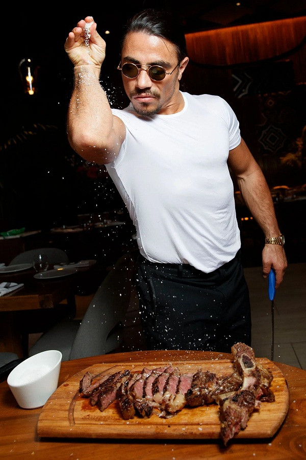 Salt Bae - hay còn được gọi là "đầu bếp rắc muối'' là một hiện tượng Internet trong vài năm qua, nổi tiếng với điệu rắc muối độc đáo, đầy biểu cảm chia sẻ khắp nơi trên mạng xã hội vào năm 2017. Instagram của anh thu hút hơn 26 triệu lượt follow, Salt Bae trở thành nguồn cảm hứng cho khá nhiều “meme” (ảnh chế) triệu like.