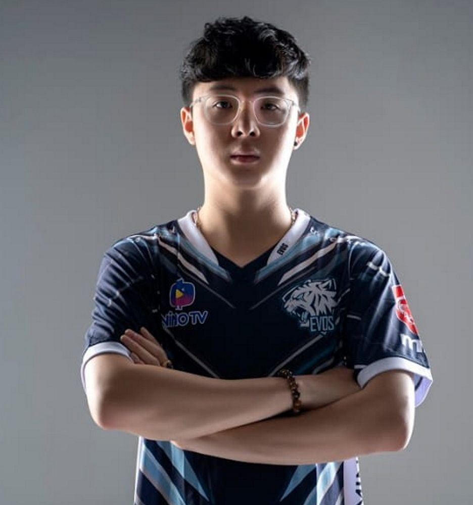 Mới đây nhất, anh chàng game thủ nổi tiếng của làng Liên Minh Huyền Thoại Việt Noway tiếp tục gây ấn tượng khi tham gia gameshow Người Ấy Là Ai?.