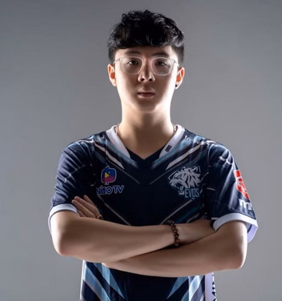 Mới đây nhất, anh chàng game thủ nổi tiếng của làng Liên Minh Huyền Thoại Việt Noway tiếp tục gây ấn tượng khi tham gia gameshow Người Ấy Là Ai?.