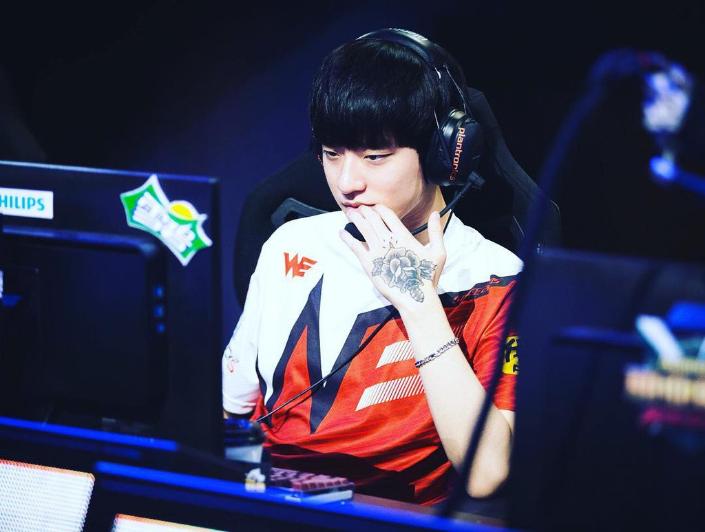 Mystic là game thủ nổi danh ở tựa game Liên Minh Huyền Thoại và thi đấu ở vị trí xạ thủ. Anh khẳng định tên tuổi trong màu áo 2 đội tuyển thuộc Jin Air Greenwings là Stealths và Falcons