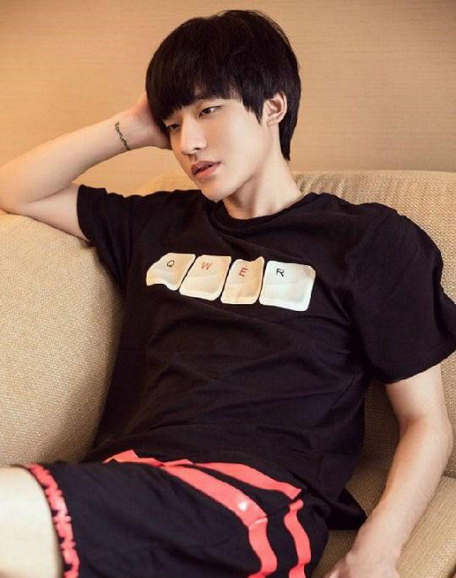 Anh chàng trông vừa nam tính, lạnh lùng lại vừa có nét thư sinh.