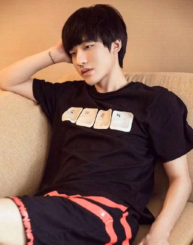 Anh chàng trông vừa nam tính, lạnh lùng lại vừa có nét thư sinh.