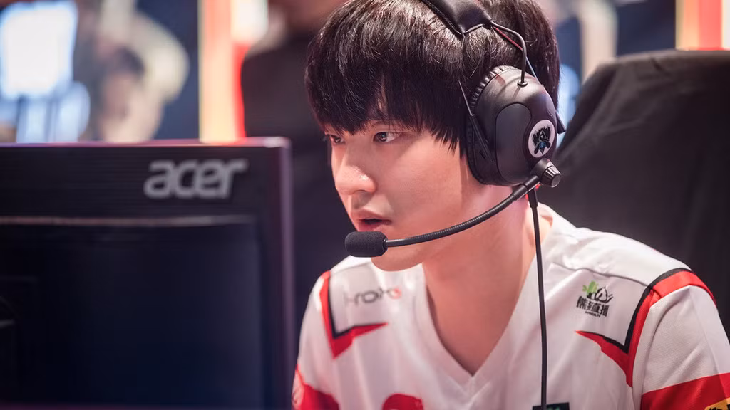 Nam thần Esports này sở hữu gương mặt sáng sủa, lạnh lùng, đôi mắt một mí đặc trưng.