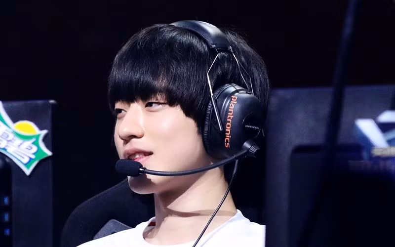 Khi mới sang Trung Quốc thi đấu cho cho team World Elite (WE), Mystic chưa giành được chỗ đứng và đành phải chuyển sang đi rừng cho team WE Academy. Đến tháng 1/2015, anh mới lên đội chính thức.