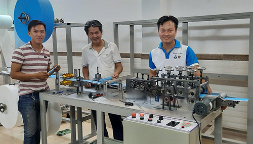 May san xuat khau trang y te tu dong phong chong Covid-19