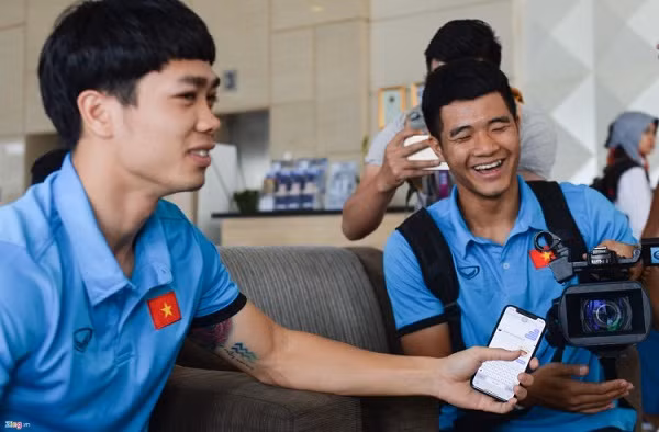 Tuy nhiên anh chàng được cho là có tới hai chiếc điện thoại, cùng là sản phẩm của Apple. Thỉnh thoảng Công Phượng lại xuất hiện cùng chiếc iPhone X trên tay. Ảnh: Zing