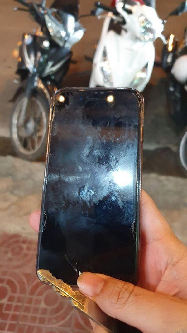 Trái ngược hoàn toàn với phiên bản điện thoại đời mới nhất và đắt tiền nhất phía trên, nhiều người không khỏi bất ngờ khi hình ảnh chiếc iPhone 6 đời cũ đã vỡ màn hình của Tuấn Anh được một người hâm mộ chia sẻ trên mạng xã hội. Là ngôi sao sáng của CLB HAGL nhưng Tuấn Anh lại có cách sống bình dị, không chạy theo trào lưu hay công nghệ. Ảnh: baomoi