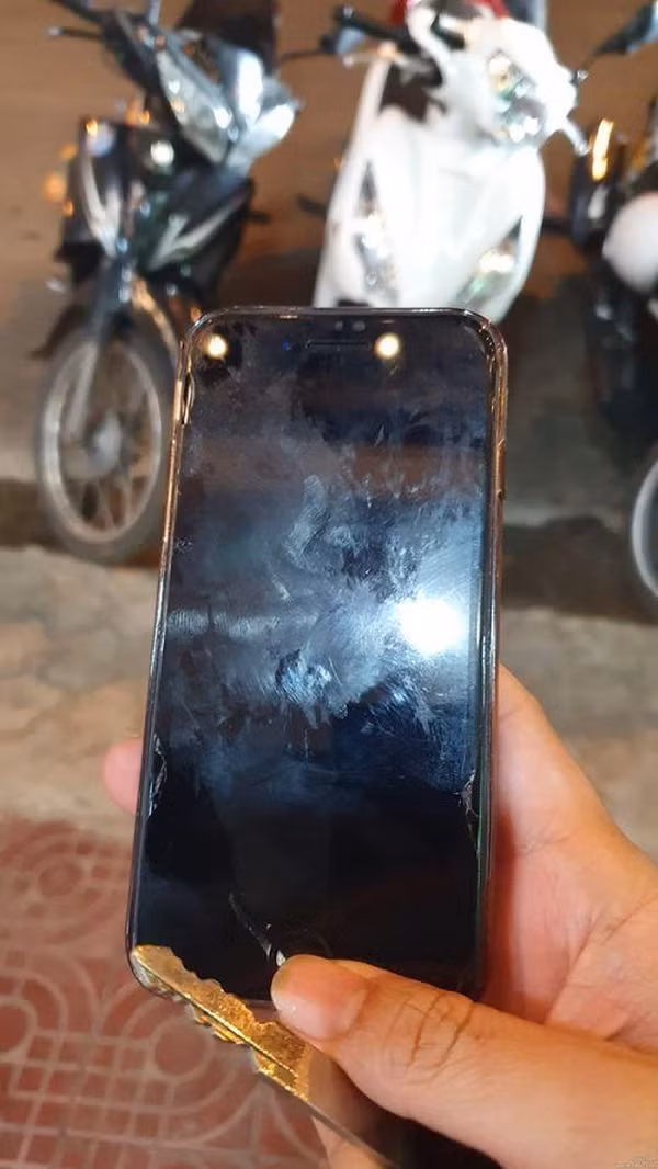 Trái ngược hoàn toàn với phiên bản điện thoại đời mới nhất và đắt tiền nhất phía trên, nhiều người không khỏi bất ngờ khi hình ảnh chiếc iPhone 6 đời cũ đã vỡ màn hình của Tuấn Anh được một người hâm mộ chia sẻ trên mạng xã hội. Là ngôi sao sáng của CLB HAGL nhưng Tuấn Anh lại có cách sống bình dị, không chạy theo trào lưu hay công nghệ. Ảnh: baomoi