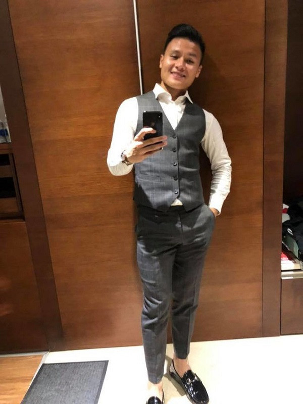 Quang Hải từng khoe ảnh chụp cùng điện thoại iPhone X (hoặc XS Max) màu đen. Ảnh: FBNV